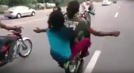 Chamando no Grau sem as mãos e com garupa! Empinando moto com garupa!